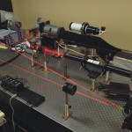Tavolo ottico: test optomeccanico per attuatore piezoelettrico. Il test usa un raggio laser per calcolare lo spostamento micrometrico del meccanismo di microposizionamento